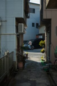 通路はあるが「狭すぎる」場合でも通行権は認められる?― 囲繞地通行権の範囲と接道要件をめぐる裁判例 1 袋地 通行権