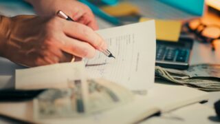給与ファクタリング(先払い買取)の違法性|被害手口・摘発事例と弁護士への相談方法 1 書類に署名する手