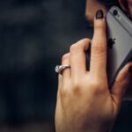 電話で話す女性