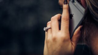 電話で話す女性