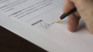 「雇用契約書」でも実態は委任契約──契約書の名称より労務の実態が優先された事例(東京地裁令和7年2月20日) 1 261621 contract signing