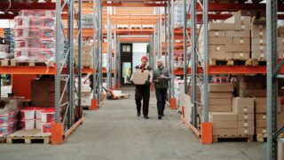 倉庫に積まれた在庫商品。動産執行では事業用資産が差押えの対象になる
