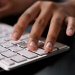 キーボードを打つ手元