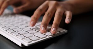 キーボードを打つ手元