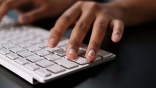 キーボードを打つ手元