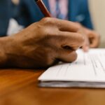 書類に署名する手元