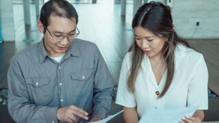 購入した家に欠陥が見つかったら?契約不適合責任は「知ってから1年」の通知が勝負 1 書類を確認する男女