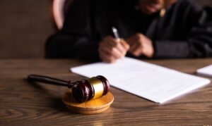 強制執行で本当に回収できる?債務名義・差押え先・費用の3つの判断軸 1 木槌と書類が置かれた机